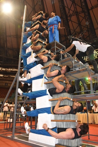 インドの格闘家ら、「くぎのベッド」で重なり合いギネス世界記録達成