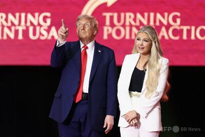 射殺されたカーク氏の追悼式 トランプ氏は保守の「巨人」と称賛