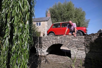 テムズ川の源流枯れる 十数キロ下流に「始点」移動 英国