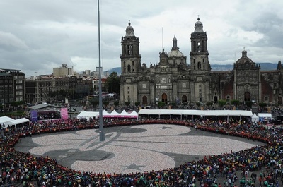 100万個のアルミ缶で「ユリの紋章」制作、メキシコ市