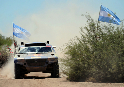 サインツが総合首位に浮上 三菱はペテランセルがリタイア、ダカールラリー