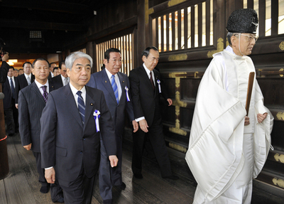 超党派国会議員54人が靖国参拝、閣僚は参加せず