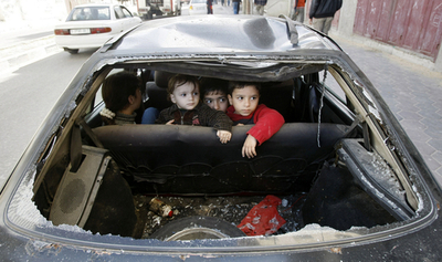 空爆にさらされるガザ地区、人びとの怒りと涙