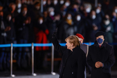 メルケル首相、送別曲にパンクロック選ぶ 独で退任式