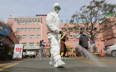 韓国、新型ウイルス感染者556人 死者は4人に