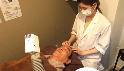 「まな板の鯉」から始まる美容体験 [KWレポート] 韓国コスメで挑む“おじさん卒業” (3)