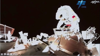 神舟13号の宇宙飛行士、初の船外活動に成功
