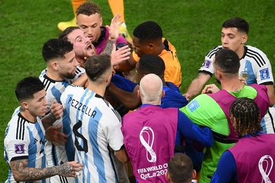 アルゼンチン指揮官、W杯準々決勝での選手たちの振る舞いを擁護