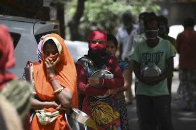 所持金なくなり…インド警察、洞窟で生活の外国人観光客らを隔離下に