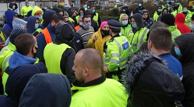変異種でトラック5000台が足止め 運転手と警官で小競り合いも 英ドーバー