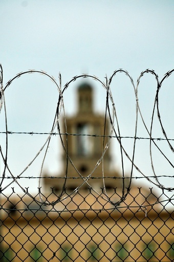 偽造文書で堂々出獄し逃亡、終身刑の受刑者2人を逮捕 米国