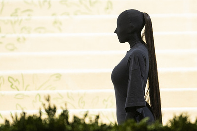 【今日の1枚】全身を黒で覆った「影」の主役？