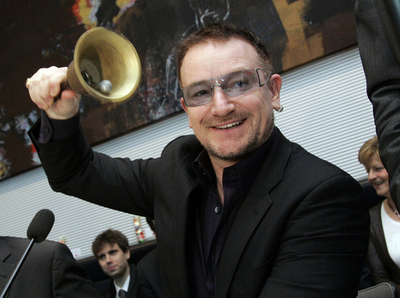 ボノ、ドイツの議会でアフリカ問題に取り組む