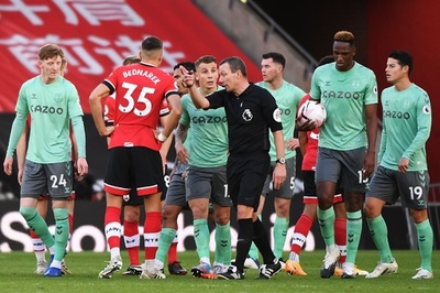 エバートンの無敗途切れる 指揮官は退場処分を非難