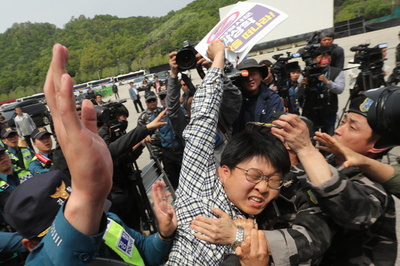 韓国警察、北朝鮮批判ビラの散布を制止