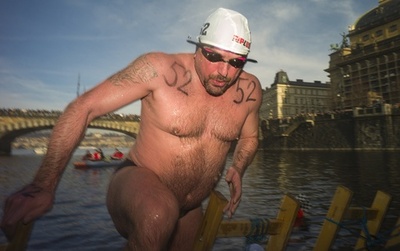 気温9度、伝統の寒中水泳大会 チェコ