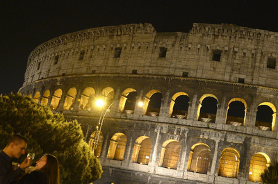 幻想的なコロッセオ、秋まで期間限定のナイトツアー