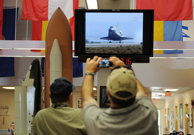 アトランティス、ハッブル宇宙望遠鏡の修理終え無事帰還