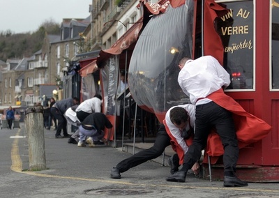 欧州一部地域でクリスマス目前の暴風雨、死傷者も