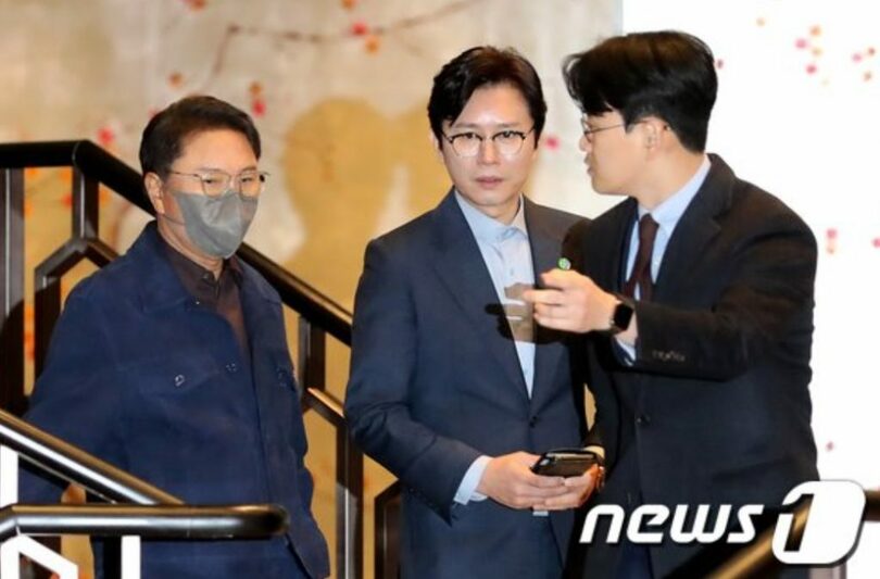 SMエンターテインメントのイ・スマン前総括プロデューサーと歌手兼俳優のキム・ミンジョン(c)news1