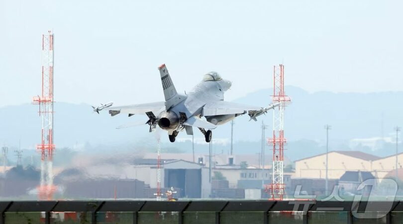 2025年8月18日、在韓米軍・烏山空軍基地に着陸するF-16戦闘機(c)news1