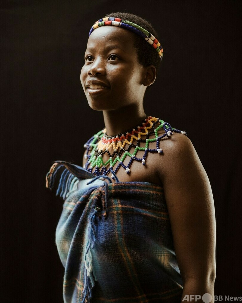 若い女性が舞うズールー人の伝統儀式、新たな王が祝う 南ア