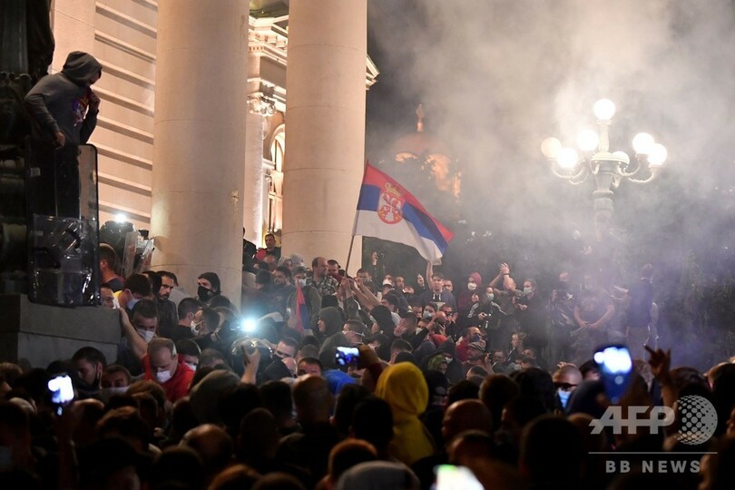 セルビア、外出制限を再導入へ 数千人が抗議デモ