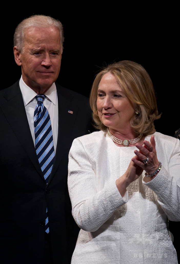 バイデン氏が大統領選出馬か、クリントン氏「動揺ない」と側近