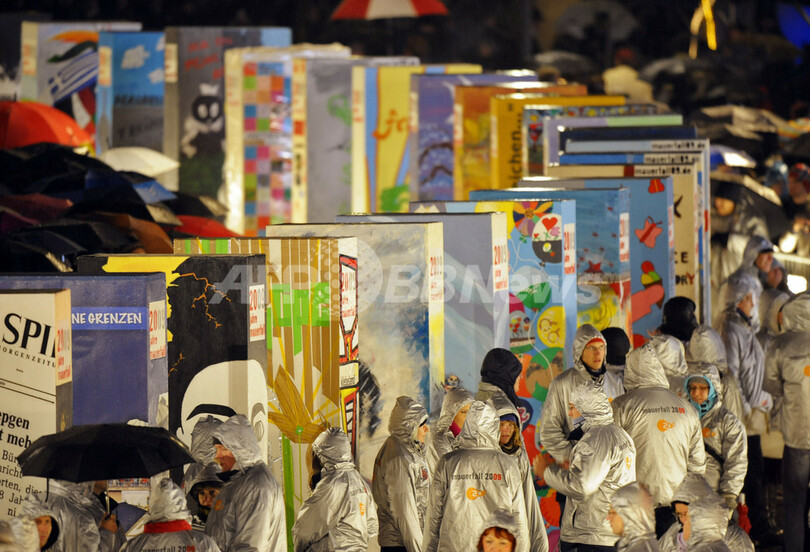 「ベルリンの壁」崩壊20年を祝う巨大ドミノ倒し