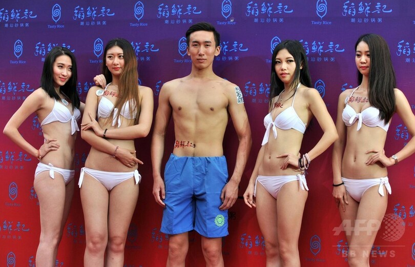 ビキニ姿で料理提供、中国のおかゆレストラン