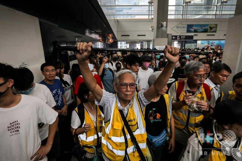 つえを手にデモ隊を守る、香港の「おじいさん」たち【再掲】
