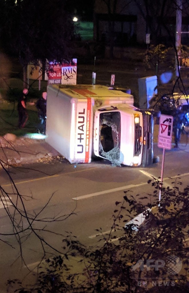 カナダで「テロ」、男が警官や歩行者ら次々襲う 車からISの旗