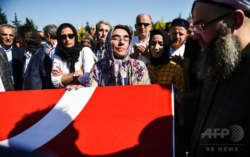 トルコ大統領が涙の弔辞 クーデターで死亡の旧友葬儀で