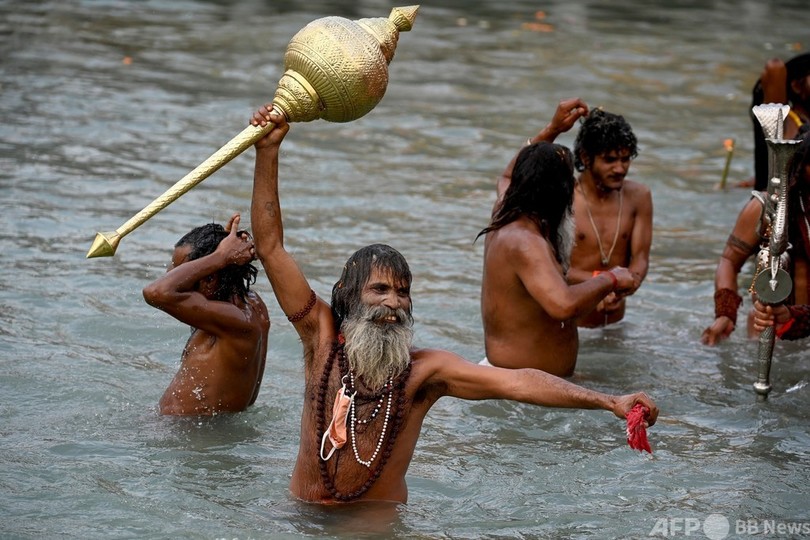 ガンジス川に大勢の巡礼者、2日間でコロナ感染1000人超 インド