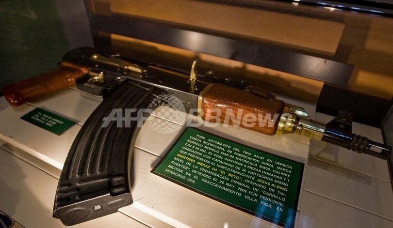 車のおまけは自動小銃?米自動車店が仰天キャンペーン 車のおまけは自動小銃?米自動車店が仰天キャンペーン