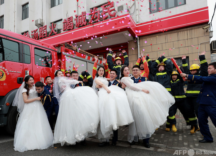 写真特集 消防士 デリバリースタッフ 建築作業員らが職域結婚式 写真22枚 国際ニュース Afpbb News