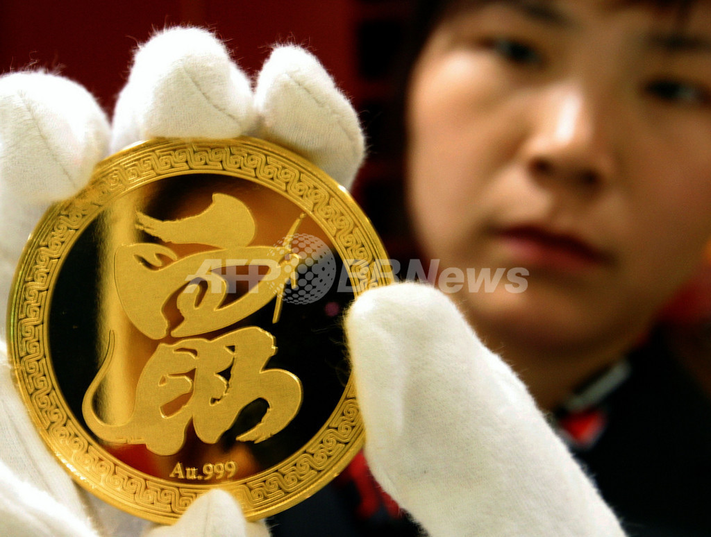 中国で金製品が空前の売れ行き、市場価格高騰で