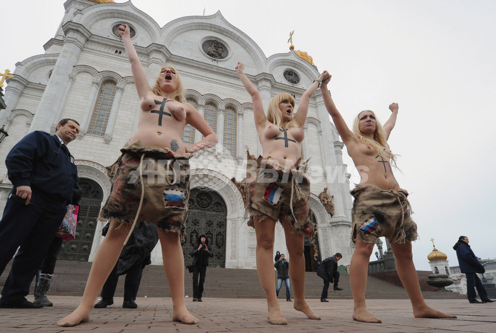 FEMEN、モスクワでロシア下院選の不正にトップレスで抗議 FEMEN、モスクワでロシア下院選の不正にトップレスで抗議
