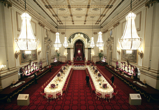 バッキンガム宮殿、壮麗な晩さん会の準備を初公開 写真9枚 国際