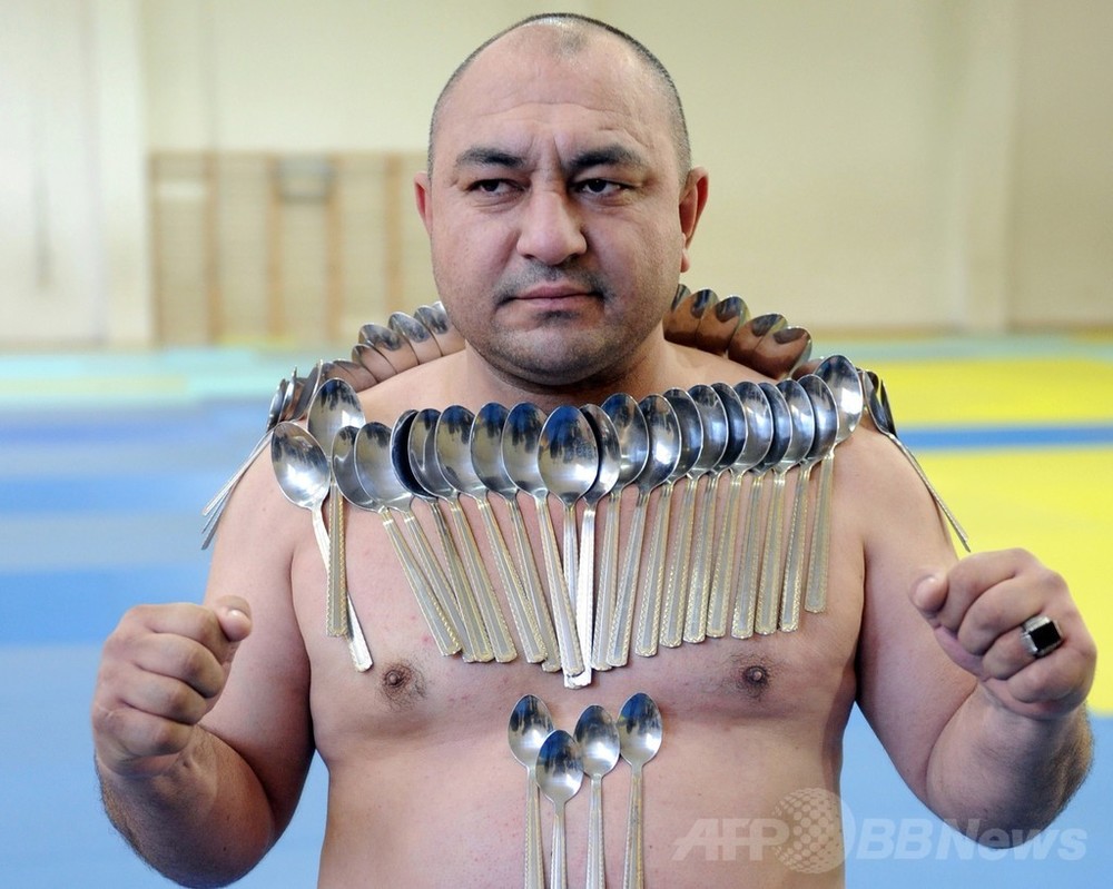 グルジアの 磁石男 がギネス更新に挑戦 体にスプーン53本 写真1枚 国際ニュース Afpbb News