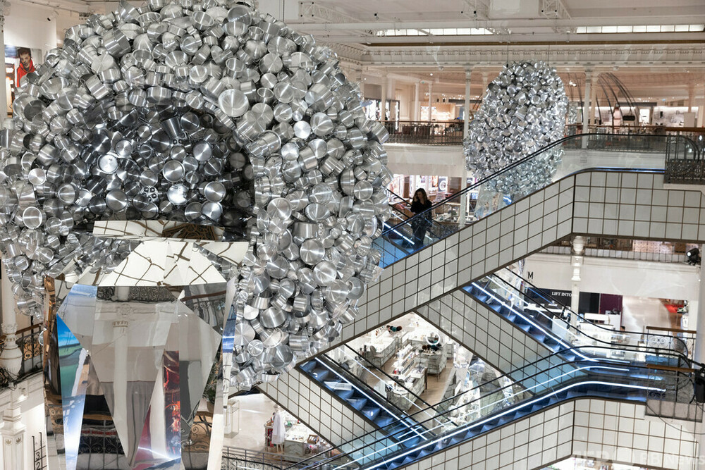 字幕:仏パリ高級百貨店に鍋の集合体 写真1枚 国際ニュース:AFPBB News