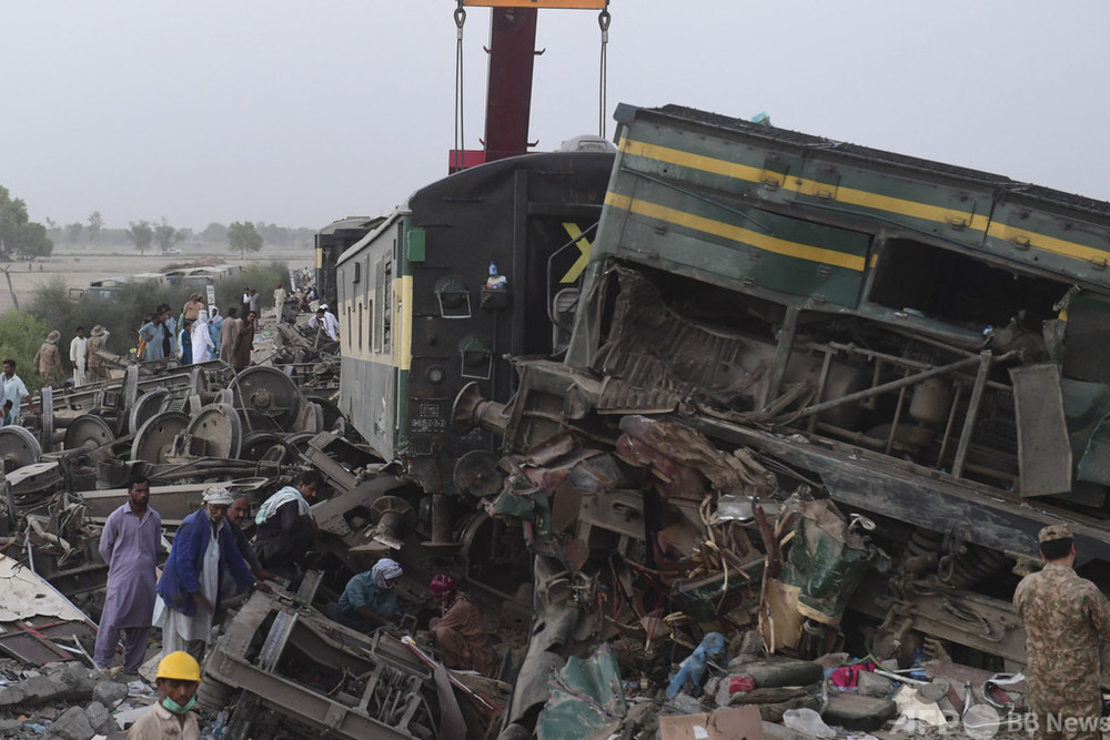パキスタン列車衝突、死者43人に