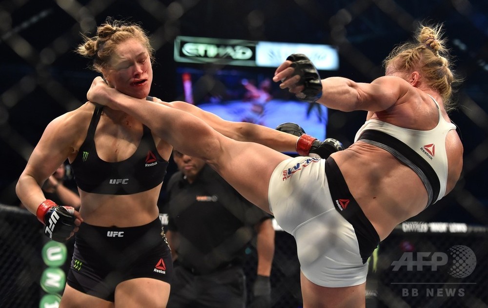 ホルムが王者ラウジーから鮮烈KO勝利、UFC 写真15枚 国際ニュース