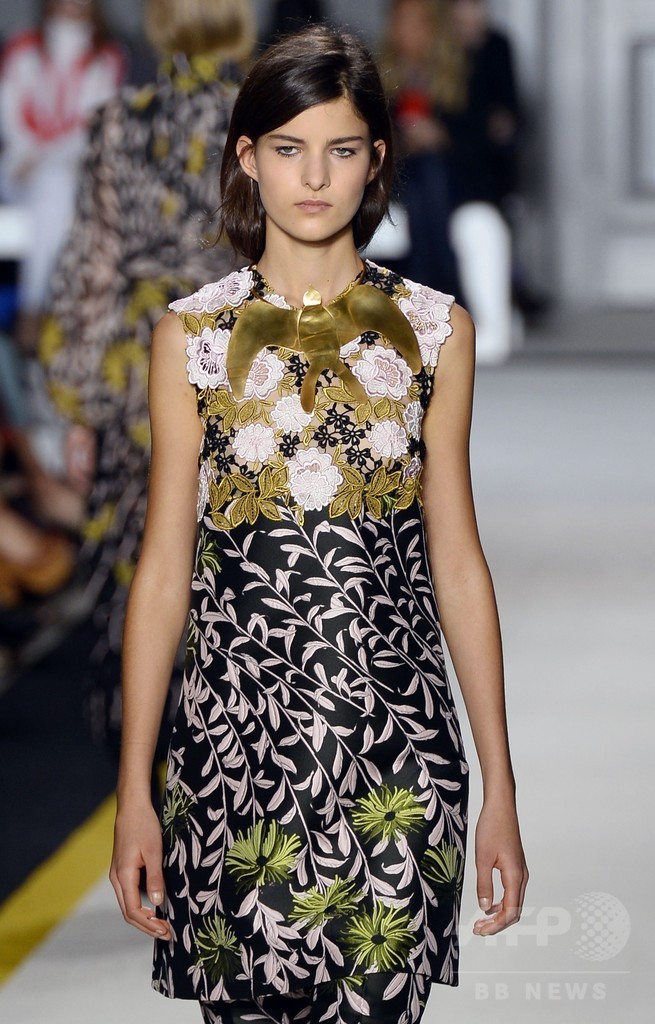 70年代のグラムロック要素を取り入れたパンツルック、「ジャンバティスタ・ヴァリ」15/16秋冬