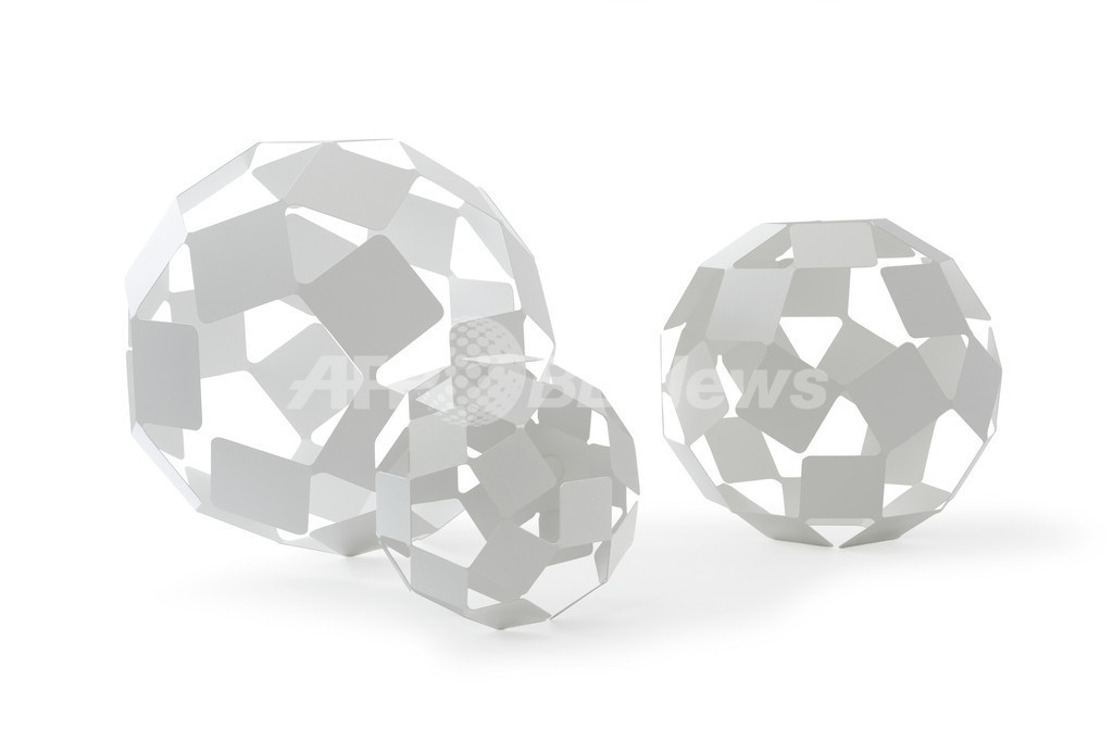 光と影が遊ぶ、「ネンド」のダンシングクスエアランプ