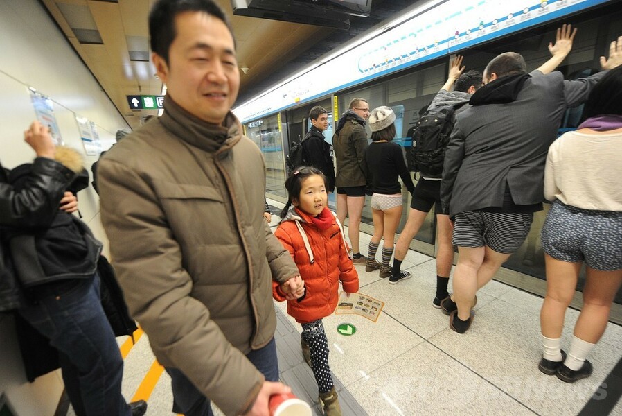 世界60都市で「ノーパンツ」デー開催、南米や中国でも