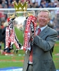 10-11イングランド・プレミアリーグ、マンチェスター・ユナイテッド（Manchester United）対ブラックプール（Blackpool FC）。試合後、トロフィーを手に優勝を喜ぶマンチェスター・ユナイテッドのアレックス・ファーガソン（Alex Ferguson）監督（2011年5月22日撮影）。(c)AFP/PAUL ELLIS