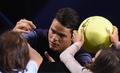 全豪オープンテニス、男子シングルス準々決勝。試合後、ファンへのサインに応じるミロス・ラオニッチ（2016年1月27日撮影）。(c)AFP/WILLIAM WEST