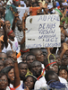 コートジボワール・アビジャン（Abidjan）のスタジアムで開かれたローラン・バグボ（Laurent Gbagbo）大統領の支持団体「Young Patriots」の代表が出席する会合に集まったバグボ氏支持者ら（2011年1月23日撮影）。(c)AFP/SIA KAMBOU