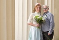 英ブライトン（Brighton）で挙式した後、写真撮影に応じるニッキ・ペティット（Nikki Pettit）さん（左）とタニヤ・ウォード（Tanya Ward）さん（2014年3月29日撮影）。(c)AFP/LEON NEAL